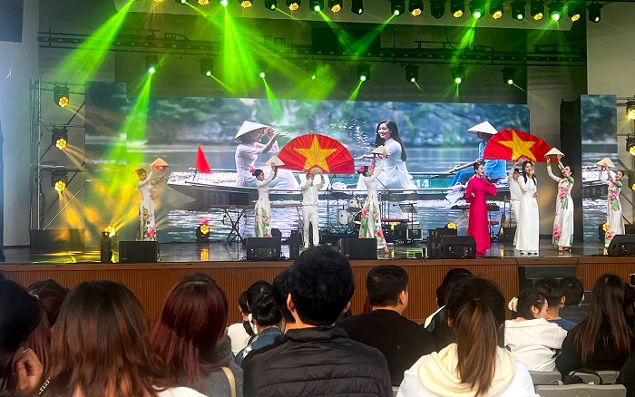 Chương trình biểu diễn nghệ thuật thu hút đông đảo người dân, du khách Hàn Quốc và kiều bào Việt Nam tại Hàn Quốc đón xem